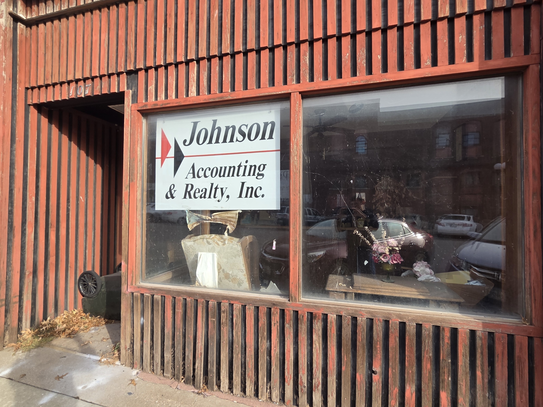 Johnson Accounting and Realty, Inc: Former storefront on the Kirksville square, closed.